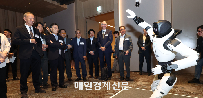 KITA 세계무역포럼 휴머노이드 댄스 퍼포먼스 — 마로솔 전시홍보용 휴머노이드 렌탈 사례